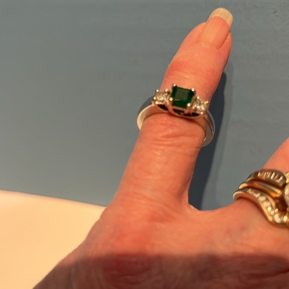 Beautiful genuine emerald and diamond ring. - Picture 3 of 3